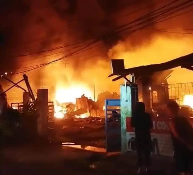 Sebuah Resto dan Lapak Limbah di Jalan Galeong Karawaci Terbakar Hebat