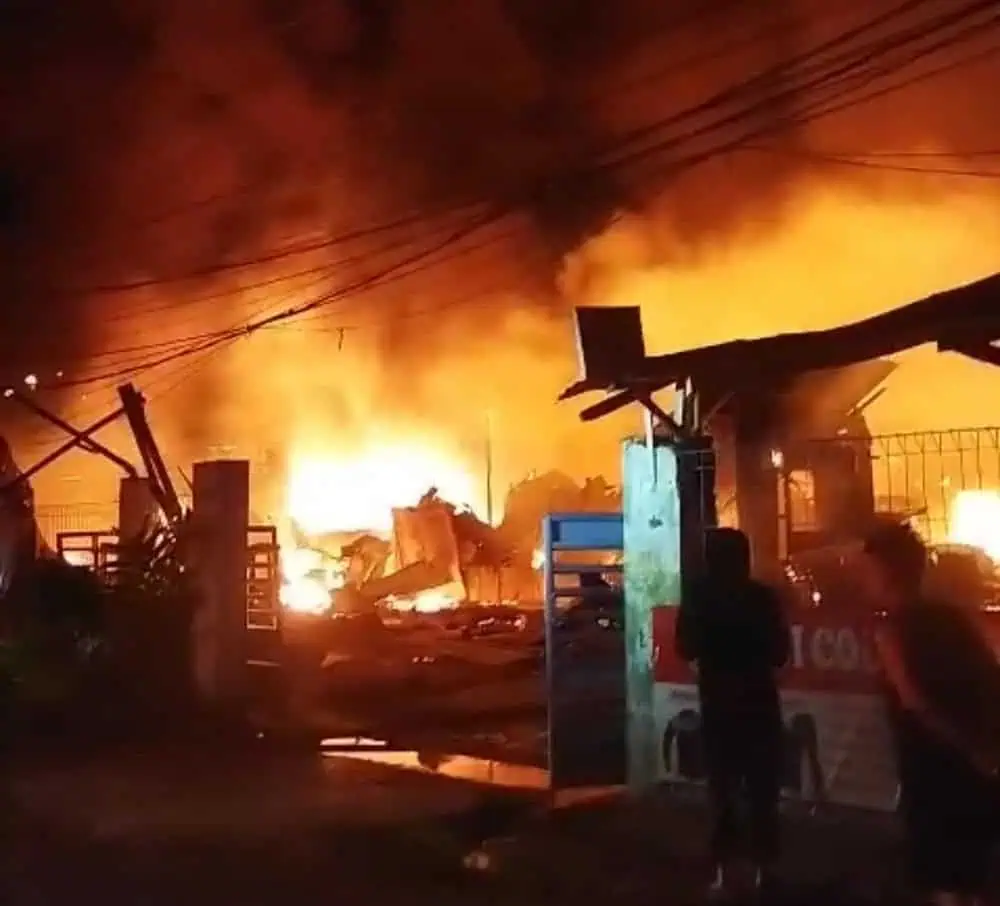 Kebakaran Lapak Rongsokan di Ciledug Picu Kepanikan Warga