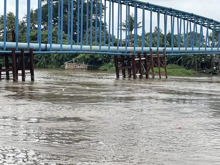 Warga Was-was, Penyangga Pipa Raksasa PDAM di Atas Sungai Cisadane Terlihat Doyong