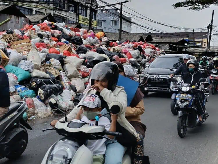 Gunungan Sampah Kepung Tiga Pasar di Tangsel