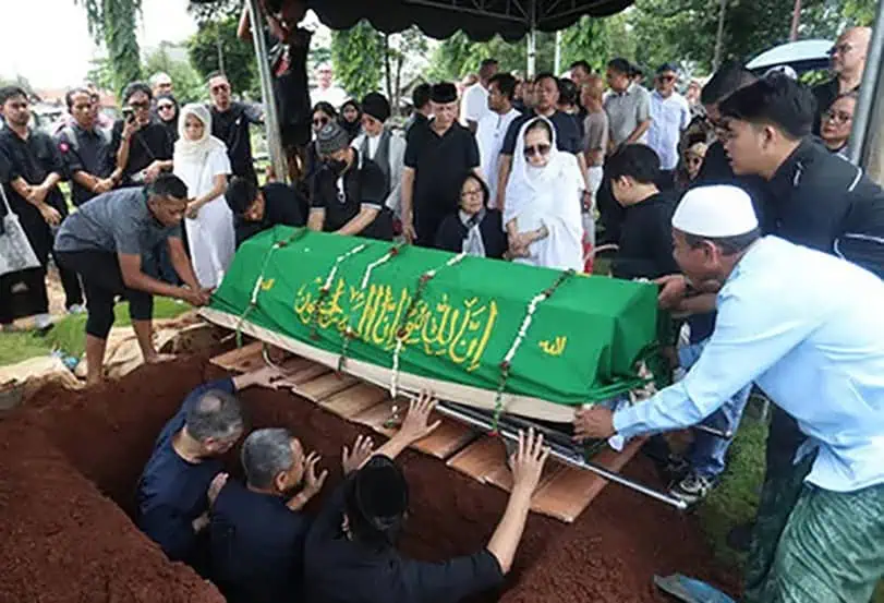 Suasana Pemakaman Lucky Widja Penuh Haru
