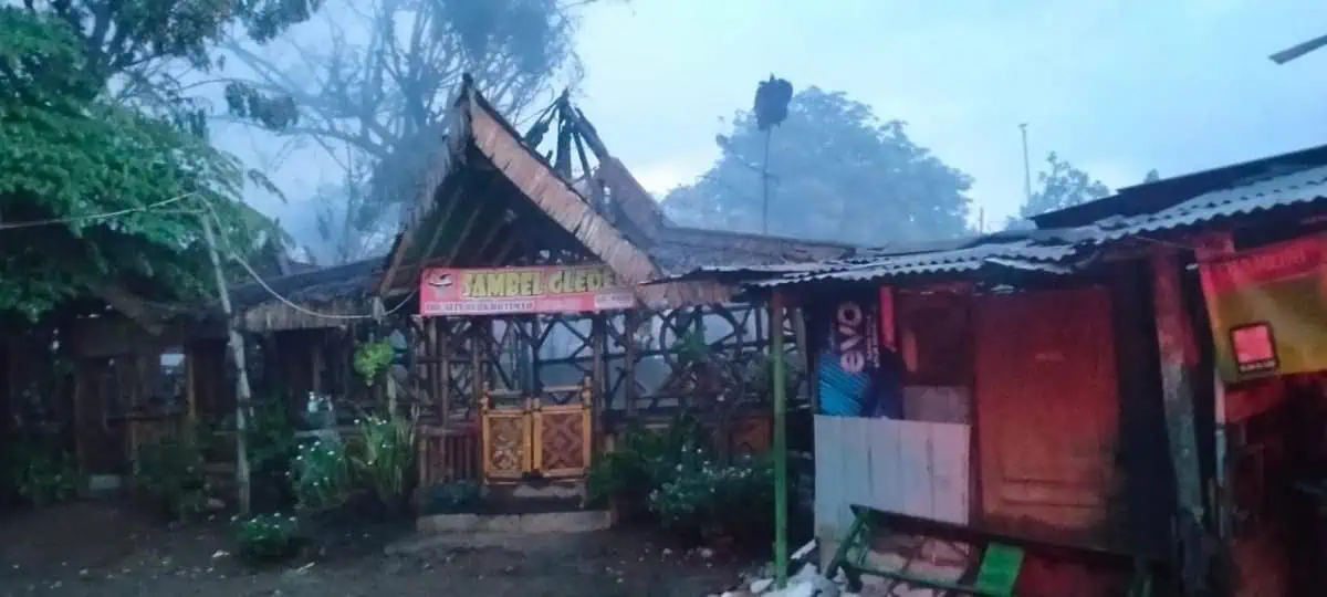 Sebuah Resto dan Lapak Limbah di Jalan Galeong Karawaci Terbakar Hebat Sebuah Resto dan Lapak Limbah di Jalan Galeong Karawaci Terbakar Hebat