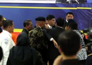 Sempat Oleng, Menteri KKP Pingsan Saat Upacara Penghormatan Korban ATR 42-500