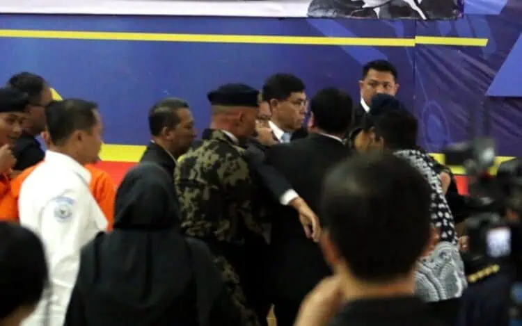Sempat Oleng, Menteri KKP Pingsan Saat Upacara Penghormatan Korban ATR 42-500