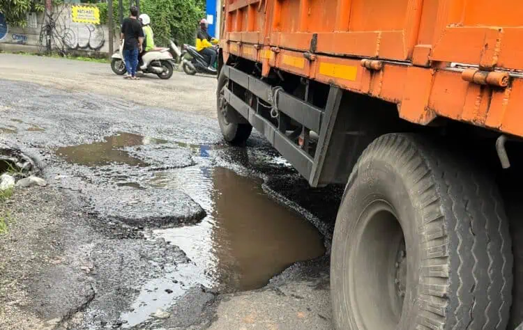 Jalan Rusak di Sejumlah Titik Kota Tangerang, PUPR: Mohon Pengertian dan Berhati-hati