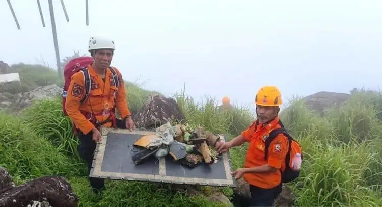 Pesawat ATR Hancur di Puncak Gunung, Satu Korban Ditemukan