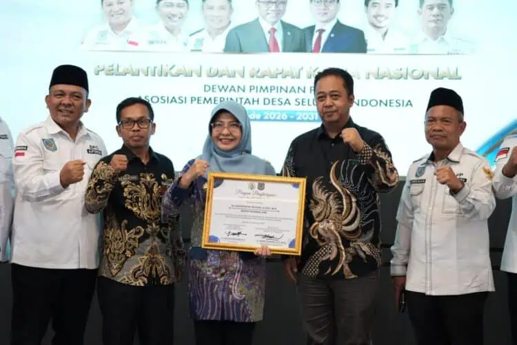 Bupati Dewi Setiani Diganjar Penghargaan Dari KemendesPDT RI