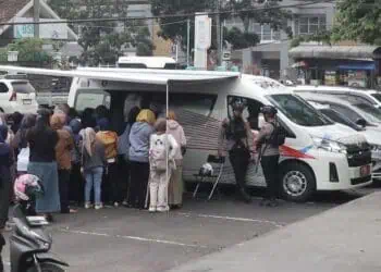 Dijaga Aparat Bersenjata Lengkap, Penukaran Uang BI di Lebak Diserbu Warga