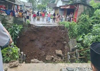 Jembatan lintasan di Desa Sinarjaya, Kecamatan Mandalawangi, Kabupaten Pandeglang, ambruk total, Sabtu (31/1/2026) sore. (ISTIMEWA)