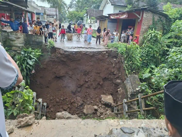Jembatan Desa Sinarjaya Pandeglang Ambruk, Ganggu Aktivitas Warga, Pemkab Turunkan Tim
