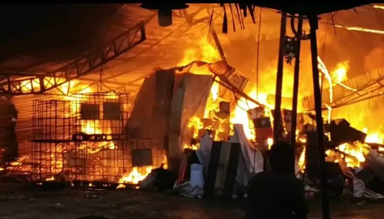 Rumah Dekorasi Terbakar di Pondok Aren, 29 Unit Damkar Gabungan Dikerahkan