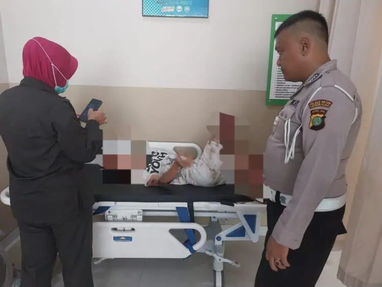 Pemotor Jatuh Akibat Hantam Lubang di Flyover Ciputat