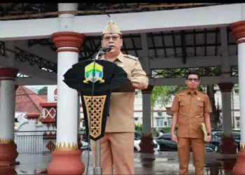 Asisten Administrasi Umum (ASDA III) Kusna Ramdani saat memberikan arahan pada apel pagi, Senin (2/2/2026) di Alun-Alun Barat Kota Serang. (ISTIMEWA)