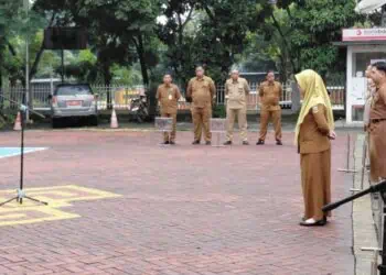 MEMIMPIN APEL : Kepala BPKAD Provinsi Banten Mahdani (kiri), memimpin apel di halaman kantor tersebut. (ISTIMEWA)