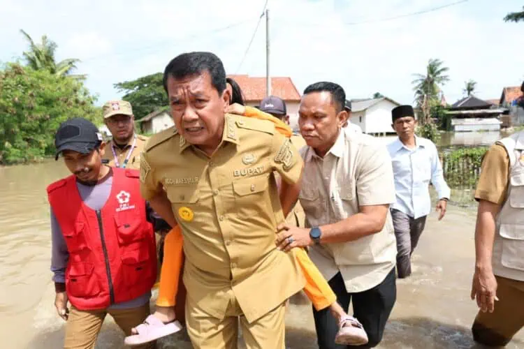 Tinjau Banjir di Desa Jenggot, Bupati Tangerang Gendong Bocah