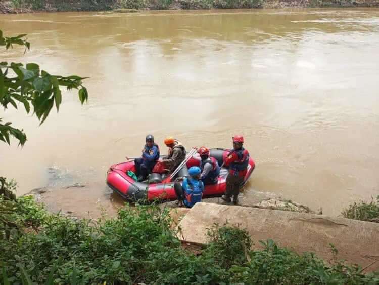 Teknisi Jembatan Hanyut di Sungai Cisadane, BPBD Tangsel Bantu Cari Korban