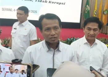 MENYAMPAIKAN KETERANGAN : Direktur Koordinasi dan Supervisi Wilayah II KPK RI Bahtiar Ujang menyampaikan keterangan kepada wartawan. (ADIB FAHRIE/SATELITNEWS.COM)