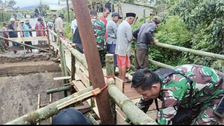 Jembatan Desa Sinarjaya Pandeglang Ambruk, TNI - Polri Turun Tangan
