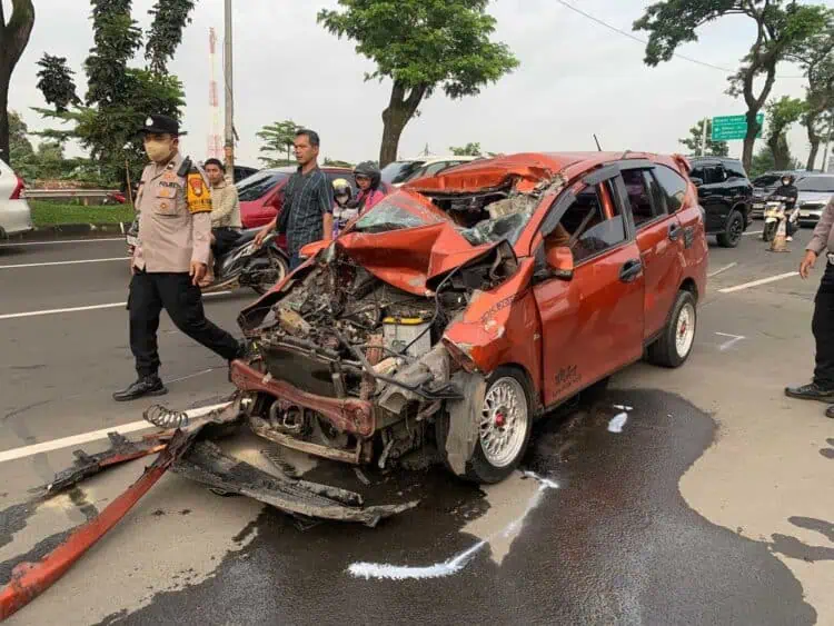 Minibus Tabrak Truk Tanah hingga Ringsek di Serpong, 5 Orang Lukapr