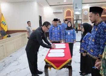 Sekda Kota Serang Nanang Saefuddin melantik 9 pejabat struktural dan 34 pejabat fungsional di lingkungan Bapperida dan Inspektorat Kota Serang yang dilaksanakan di Aula Setda lantai 1 Puspemkot Serang, Kamis (5/2/2026). (ISTIMEWA)