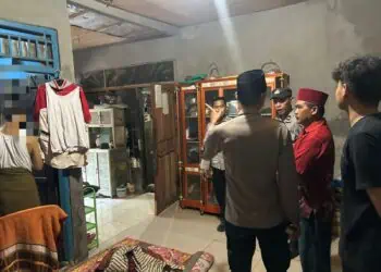 Lokasi penemuan Suminta (68), warga Kampung Biyuku, Desa Warakas, Kecamatan Binuang, Kabupaten Serang, yang ditemukan tak bernyawa menggantung di kusen pintu kamar tidur, dengan leher terjerat tali tambang, Sabtu (7/2/2026). (ISTIMEWA)