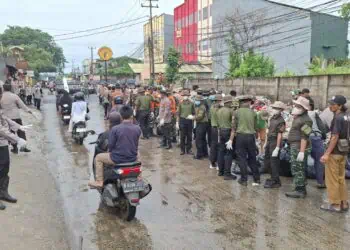 Jaga Lingkungan, TNI–Polri Bersinergi Bersihkan Sampah di Curug