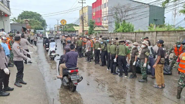 Jaga Lingkungan, TNI–Polri Bersinergi Bersihkan Sampah di Curug