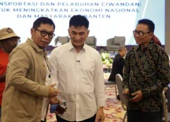 BERSALAMAN : Wagub Banten Achmad Dimyati (tengah) bersalaman usai menghadiri seminar nasional dalam rangkaian peringatan HPN. (ISTIMEWA)