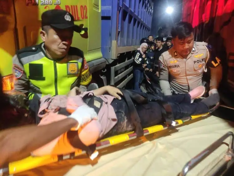 Hindari Lubang di Jalan Pasar Kemis Berujung Maut