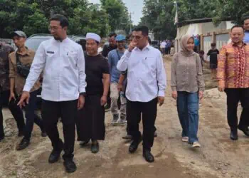 MEMERIKSA JALAN : Gubernur Banten Andra Soni memeriksa ruas jalan yang akan dibangun melalui program Bang Andra. (DOKUMEN/SATELITNEWS.COM)