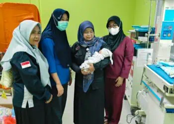Bayi yang ditemukan di semak - semak, dirawat tim medis. (ISTIMEWA)