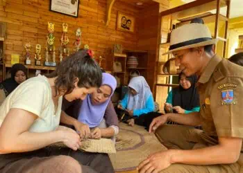 Inovatif, Anyaman Bambu Desa Tegal Maja Kabupaten Serang Memikat Turis Asal Swedia