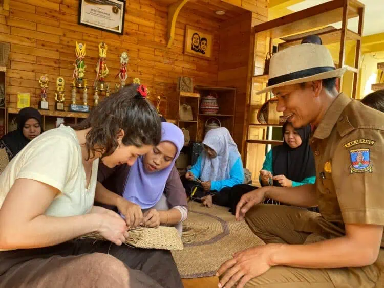 Inovatif, Anyaman Bambu Desa Tegal Maja Kabupaten Serang Memikat Turis Asal Swedia