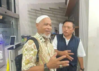 Kuasa hukum Bahar, Ichwan Tuankotta (kiri) menyambangi kliennya. (ARI SUJATMIKO / SATELIT NEWS)