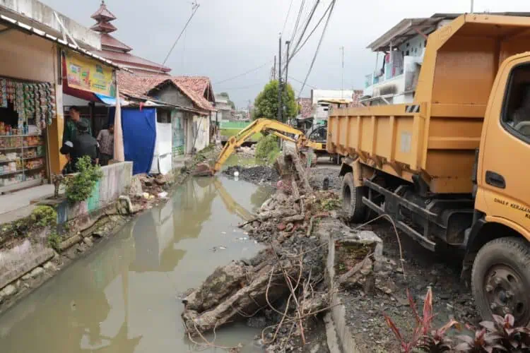 Dapat Atensi DPRD, Walikota Budi Awasi Proses Normalisasi Irigasi Sungai Cibanten