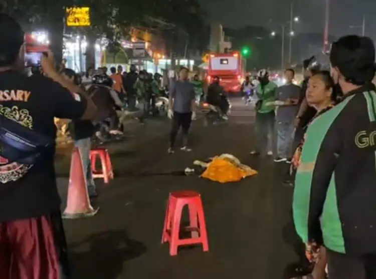 Terjatuh Usai Tabrak Trans Jakarta, Wanita Muda Tewas Ditabrak Mobil Mewah