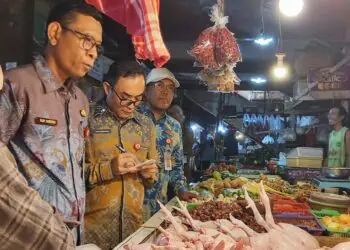 MEMIMPIN SIDAK : Asda II Ekbang Pemprov Banten Budi Santoso (dua dari kiri) memimpin sidak disalah satu pasar di Provinsi Banten. (ISTIMEWA)