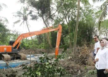 DPUPR Kabupaten Serang Tangani Banjir Dengan Mengeruk Sungai Cikambuy