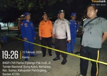PENCARIAN - Tim gabungan, melakukan pencarian korban terseret ombak di Pantai Daplangu, Kecamatan Sumur, Kabupaten Pandeglang, Kamis (12/2/2026). (ISTIMEWA)