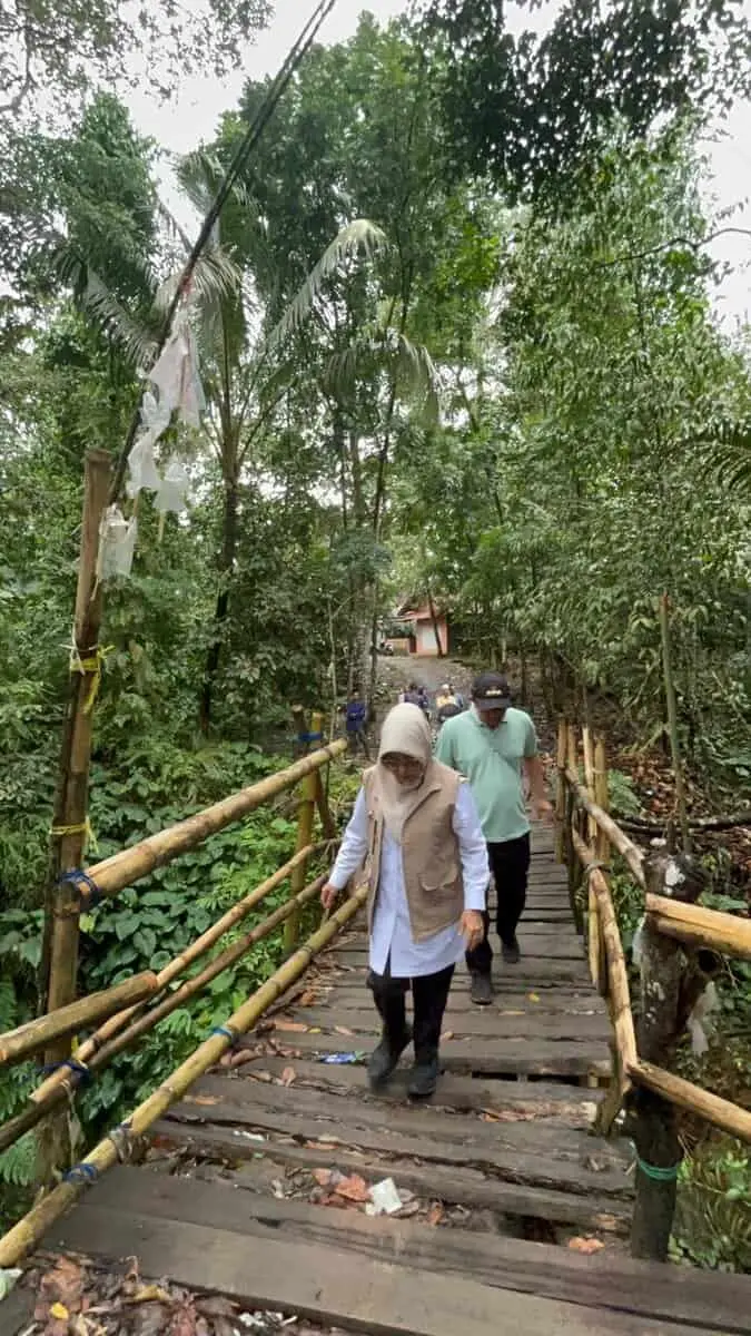 Bupati Pandeglang Raden Dewi Setiani, monitoring jembatan roboh di Kecamatan Jiput. (ISTIMEWA)