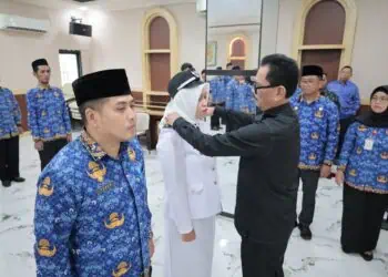 PELANTIKAN - Sekretaris Daerah (Sekda) Kota Serang, Nanang Saefudin melantik 17 pejabat administrator dan pengawas di lingkungan Pemkot Serang, Jumat (13/2/2026). (ISTIMEWA)