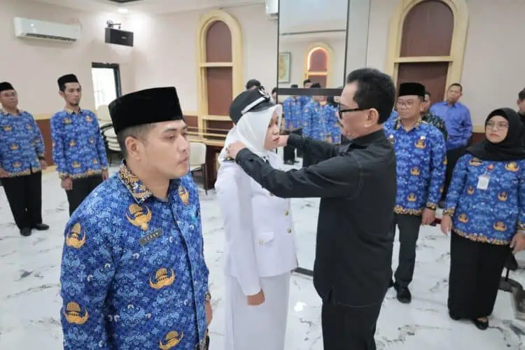 PELANTIKAN - Sekretaris Daerah (Sekda) Kota Serang, Nanang Saefudin melantik 17 pejabat administrator dan pengawas di lingkungan Pemkot Serang, Jumat (13/2/2026). (ISTIMEWA)