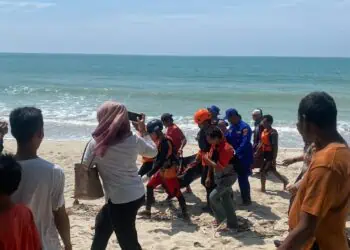EVAKUASI - Seorang pelajar yang sebelumnya tenggelam di Pantai Daplangu 2, Desa Kertajaya, Kecamatan Sumur, Kabupaten Pandeglang, akhirnya ditemukan dan dievakuasi dalam kondisi tak bernyawa, sekitar pukul 13.45 WIB, 100 meter dari Tempat Kejadian Perkara (TKP) awal, Jumat (13/2/2026). (ISTIMEWA)