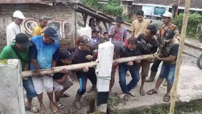 Warga Tiga RW di Lebak Bongkar Patok Palang Pintu Rel KAI, Ini Alasannya