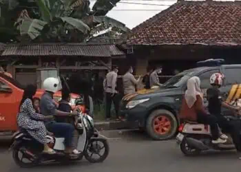 Kepolisian saat melakukan olah TKP atas penemuan mayat tanpa identitas di Kampung Papanggo, Kelurahan Cijoro Pasir, Kecamatan Rangkasbitung, Kabupaten Lebak, Minggu (15/2/2026). (MULYANA/SATELIT NEWS)