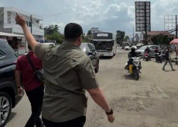 Walikota Serang Budi Rustandi, meninjau angkutan umum di terminal. (ISTIMEWA)