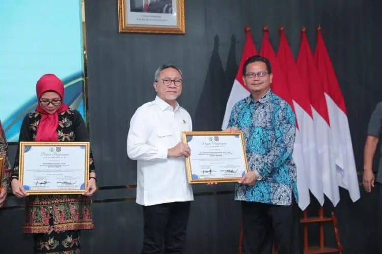 Dukung Tata Kelola Pemdes, Bupati Zakiyah Diganjar Penghargaan APDESI