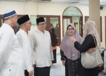 BERBINCANG - Bupati Pandeglang Raden Dewi Setiani (kanan), berbincang dengan Pengurus DKM Ar Rahman, usia pelaksanaan solat tarawih. (ISTIMEWA)