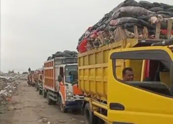 Antrean Mengular di TPA Jatiwaringin, Buntut Truk Sampah Terperosok di Jalan