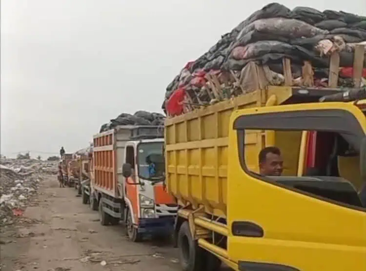 Antrean Mengular di TPA Jatiwaringin, Buntut Truk Sampah Terperosok di Jalan